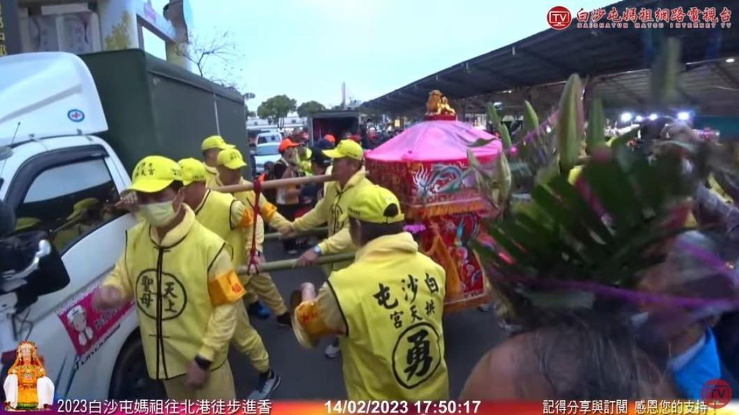 媽祖突衝進夜市撞貨車。(圖/翻攝自白沙屯媽祖網路電視台YouTube)