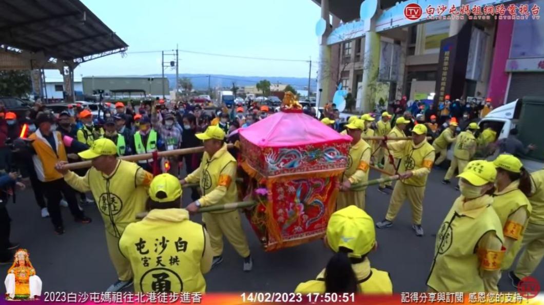 車主現身後,媽祖立刻掉頭離開。(圖/翻攝自白沙屯媽祖網路電視台YouTube)