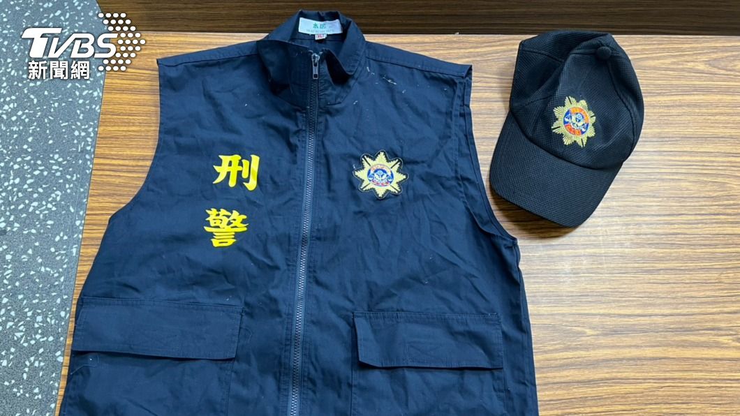 犯嫌家中藏有刑警背心。(圖/TVBS)