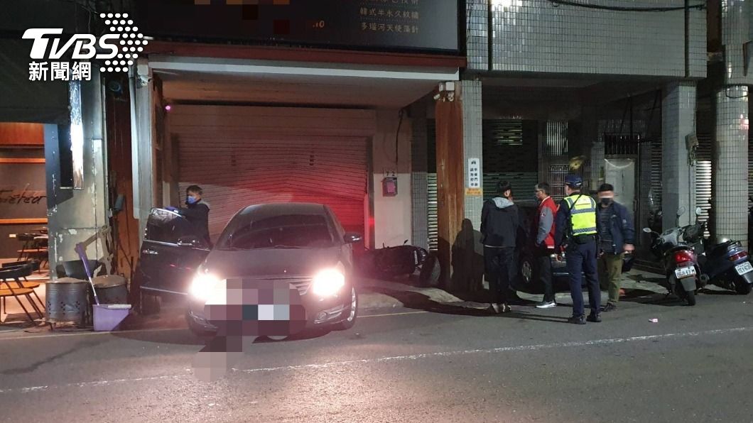 欠百萬不還錢！衝崩男倒車撞店洩憤　下手才知「人早搬走」
