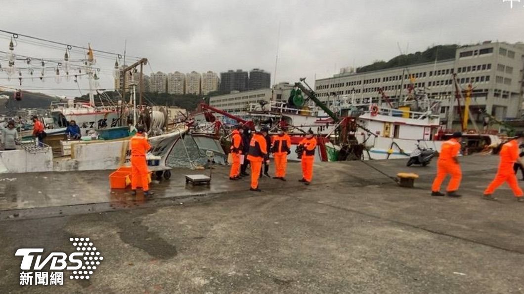 查緝現場除了發現走私白帶魚之外,裡面還有一些烏仔魚 (圖/TVBS)