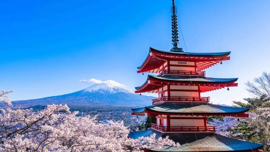 從新倉淺間神社的五層寶塔欣賞富士山。(圖/Klook提供)