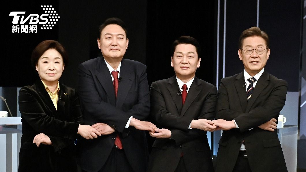 李在明（右）曾與尹錫悅（左2）角逐總統大位。（圖／達志影像路透社）