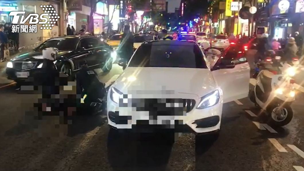 警方出動快打部隊逮捕5人 。（圖／TVBS）