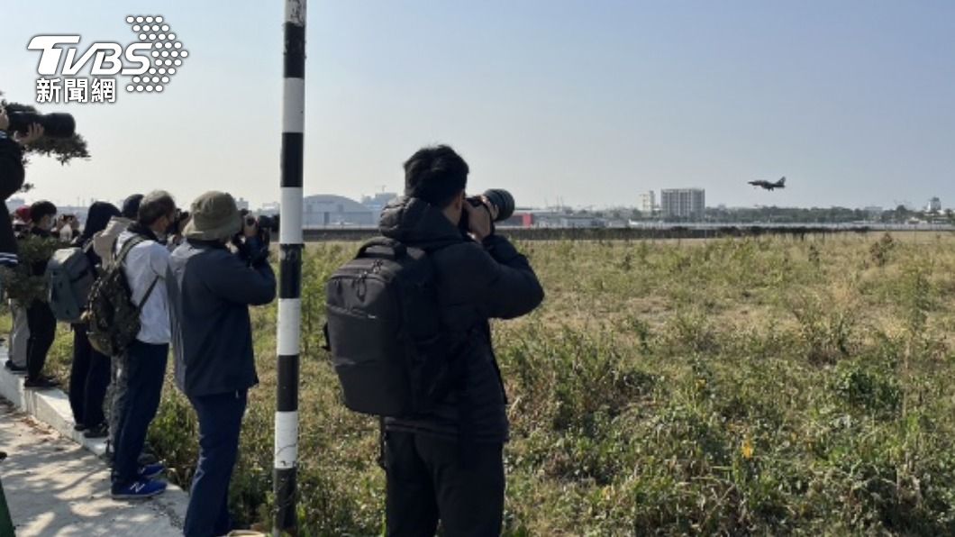 韓國黑鷹特技隊過境高雄機場 航空迷搶拍