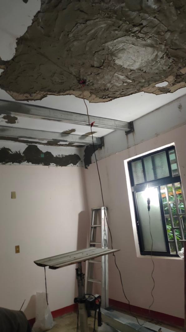 內湖康寧路上「住二山限區」房屋老舊破損,甚至有鋼筋外露情形。(圖/陳宥丞辦公室提供)