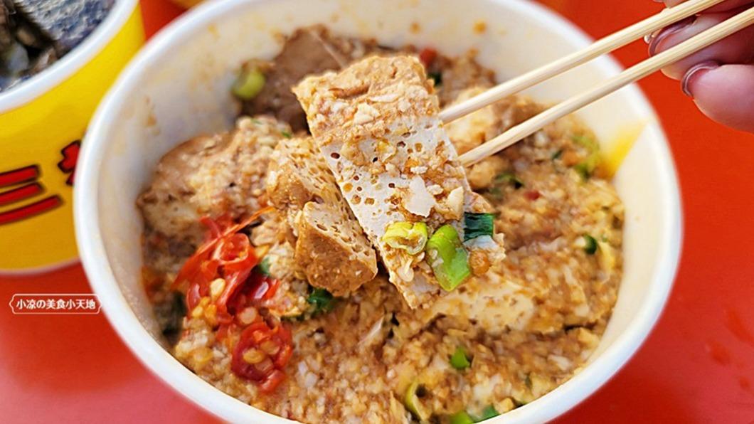 大黑豆干滷製入味，再加獨家蒜香醬，香氣四溢超迷人。（圖／小涼的美食小天地提供）
