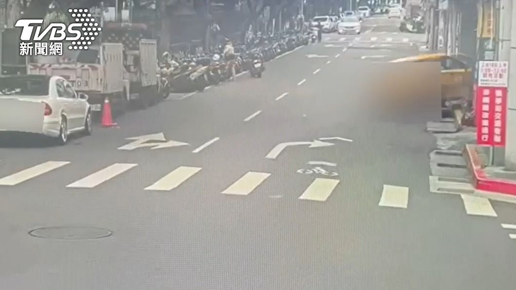 監視器拍下計程車失控衝進騎樓的瞬間。(圖/TVBS)