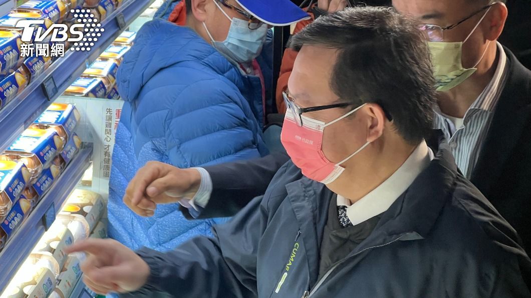 行政院副院長鄭文燦今（16）日前往超市視察蛋品供應。（圖／方炳超攝）