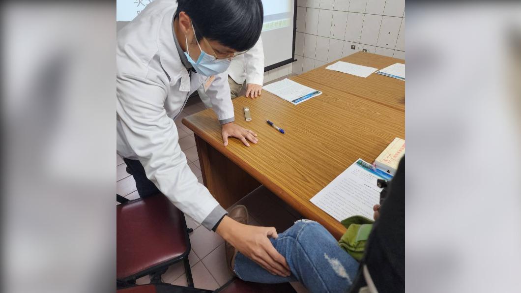 足三里穴在膝蓋膝眼下方四橫指，再往脛骨外一橫指的肌肉攏起處，用拇指或是食指中指垂直按壓揉，每次5-10分鐘，減少寒冷不適的狀況。(圖/花蓮醫院提供)
