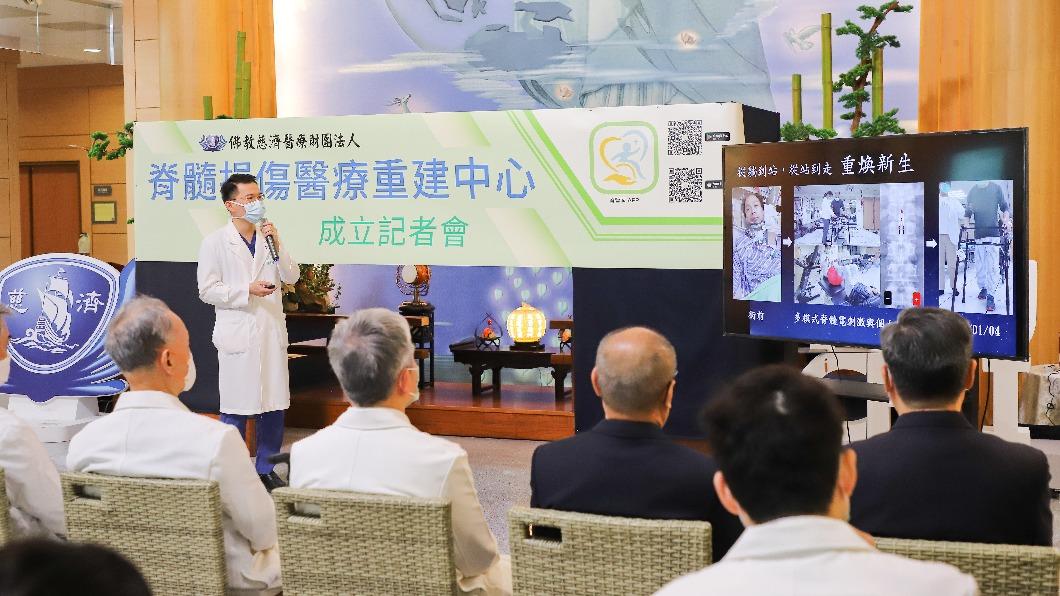 蔡昇宗主任透過與傷友一起努力從臥床到站起來走路的故事，除了引進細胞治療、脊髓電刺激等新療法，病友復建的毅力令人佩服。(圖/花蓮慈院提供)