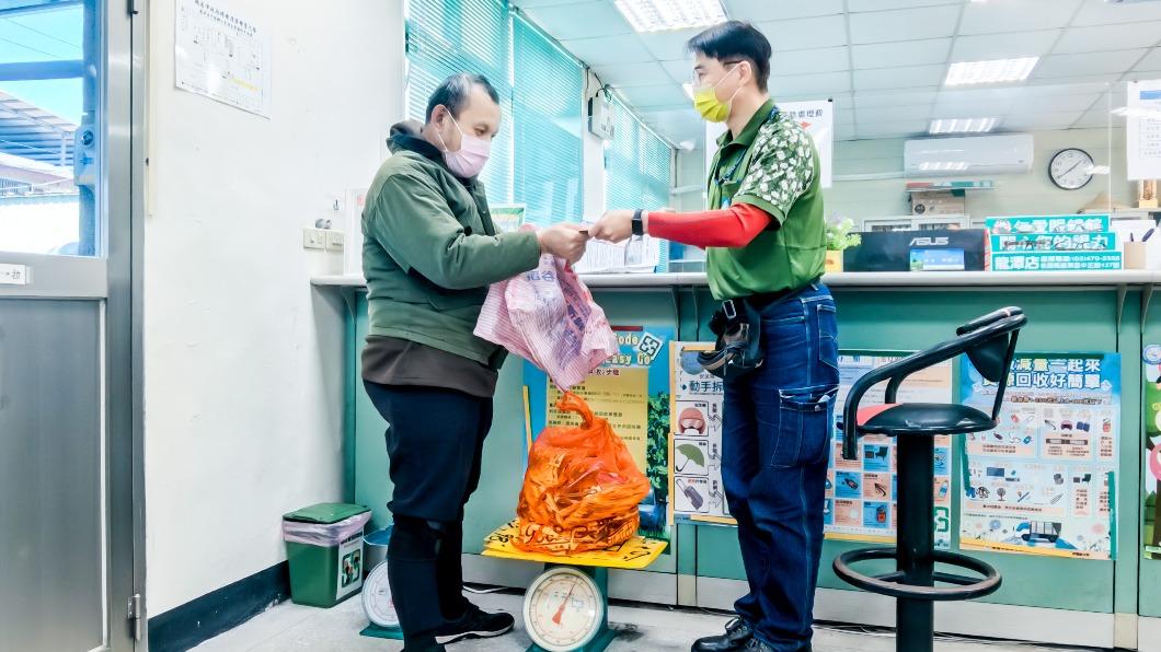 想賺零用?桃園「撕廣告單」爽拿禮券 去年狂撕129萬張