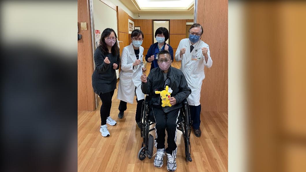 黃先生夫婦倆回送護手霜感謝所有照顧過他的團隊。(圖/花蓮慈院提供)