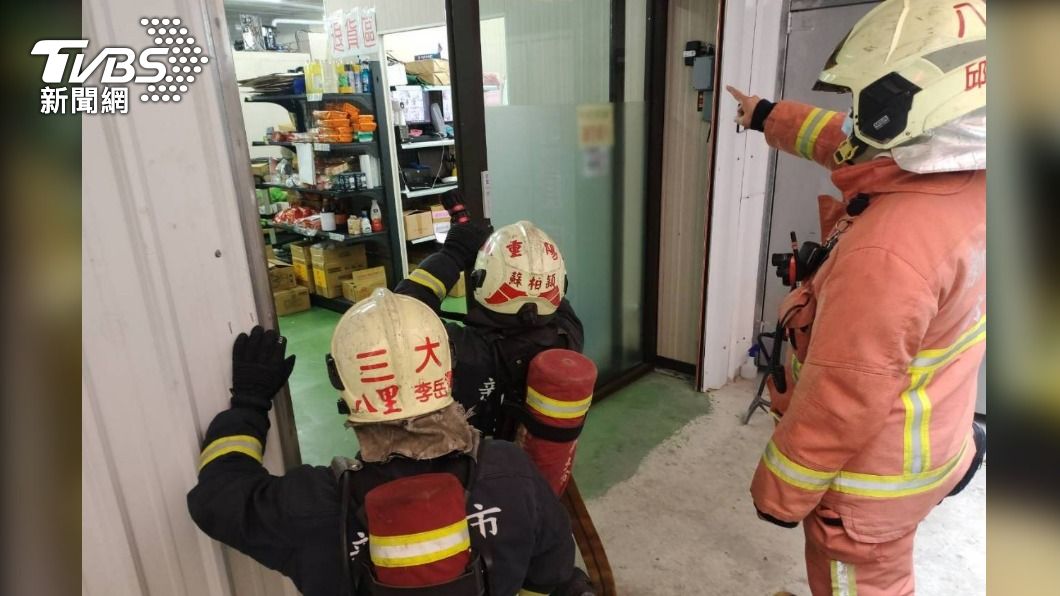  新北市消防局第三大隊日前模擬大賣場火警搶救。（圖／TVBS）
