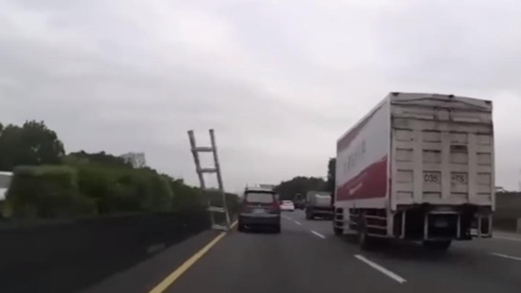 鋁梯差點砸中後方車輛，駕駛急閃。（圖／翻攝自八卦村 - 行車紀錄器影片上傳中心臉書）