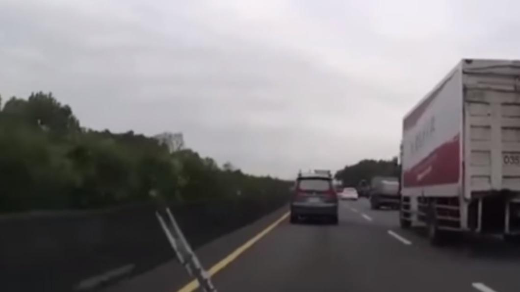 所幸鋁梯沒有釀成意外。（圖／翻攝自八卦村 - 行車紀錄器影片上傳中心臉書）