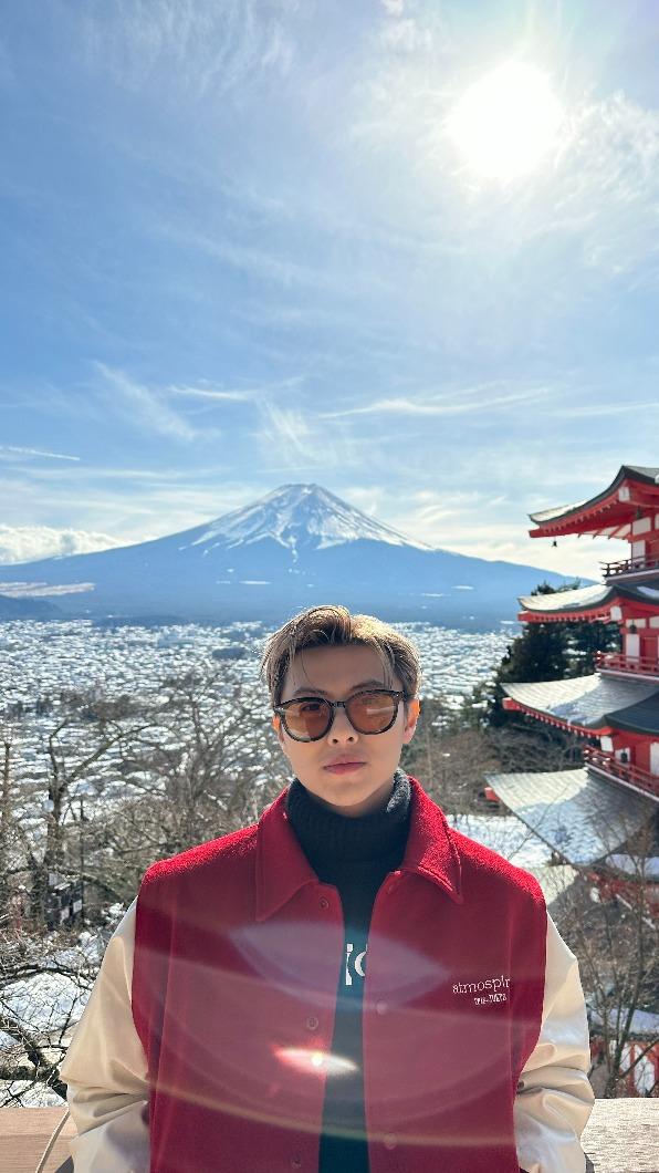 王子於富士山前。(圖/喜鵲娛樂提供)