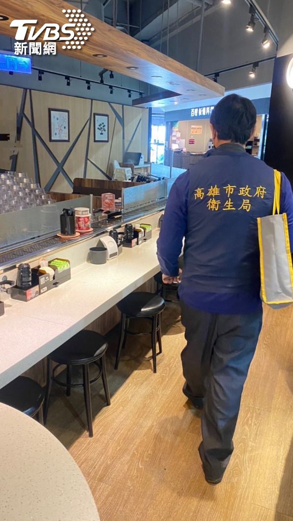 高雄市衛生局上門稽查。(圖/高雄市衛生局提供)