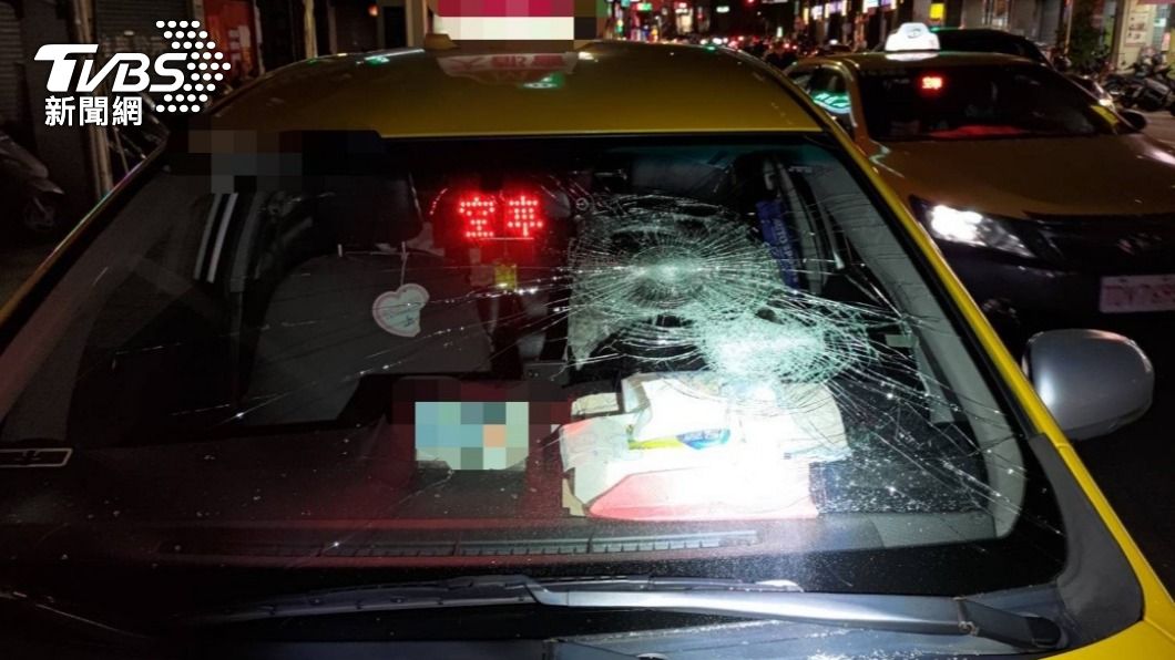 不滿計程車迴轉!騎士當街抄鋁棒狂砸 還嗆「擋什麼啦」