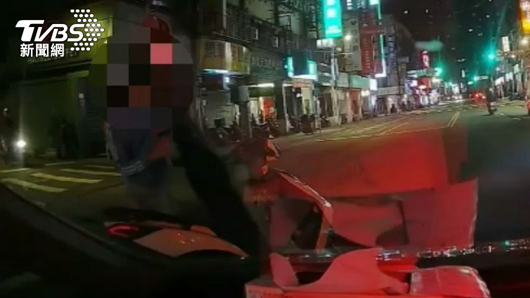 男騎士攔車狂砸。(圖/TVBS)