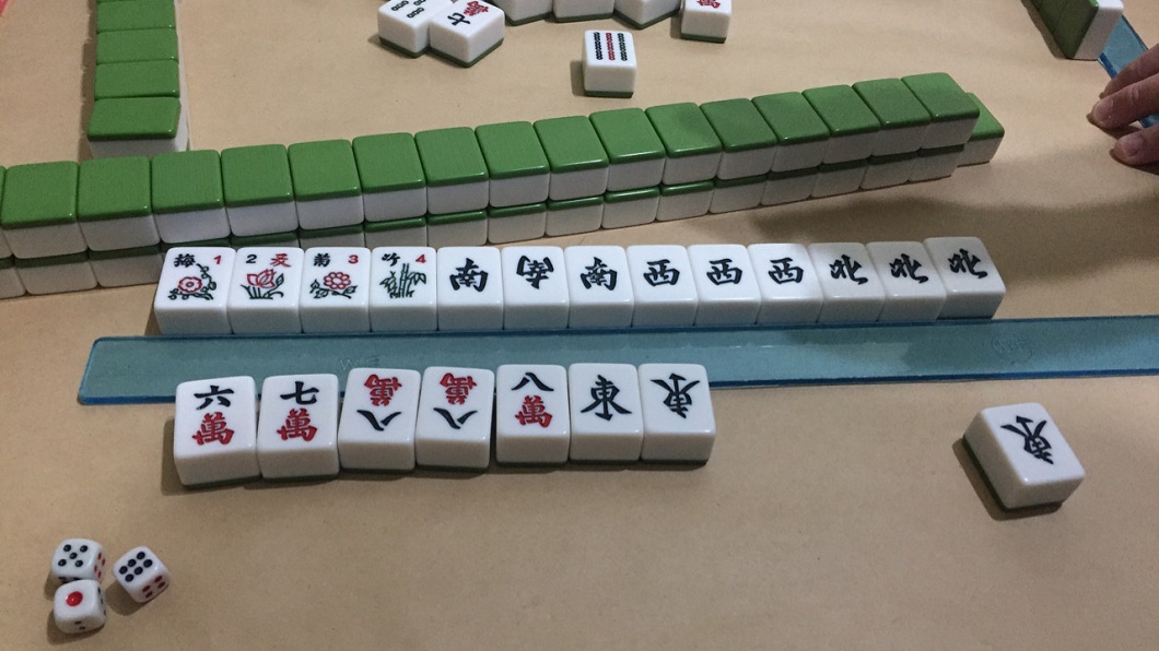 一名網友分享有人在牌桌上胡了一把大四喜加湊一色的超級大牌。(圖/翻攝自爆廢公社)