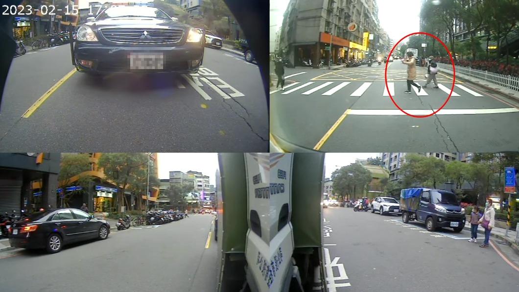行人過馬路時向小貨車駕駛揮手致意。(圖/翻攝自靠北違規)