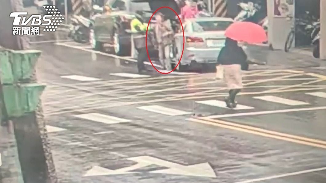 周姓婦人違規停車遭檢舉,在現場與警員爭執。(圖/TVBS)