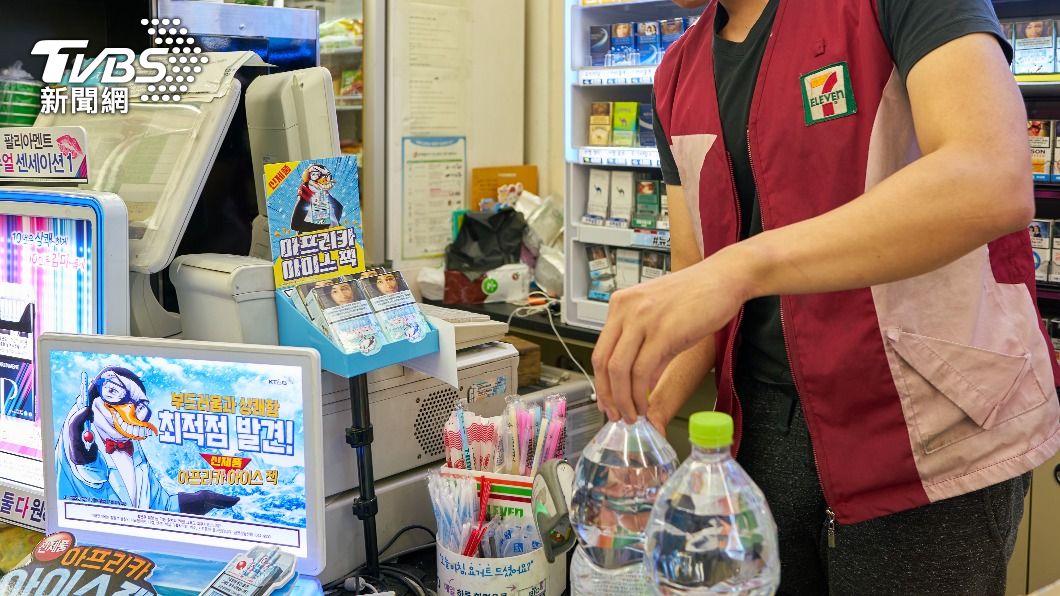 超商店員俐落的動作讓帥度破表。（示意圖／shutterstock達志影像）