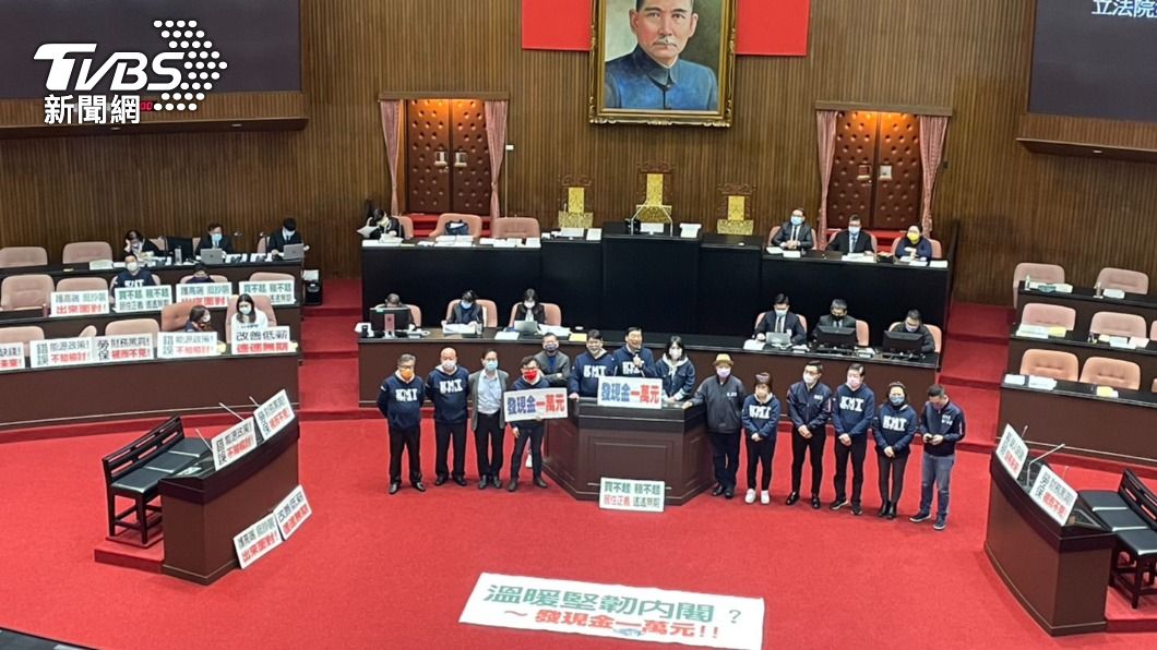 國民黨團上週佔領議場,要求全民普發現金1萬元。(圖/TVBS)