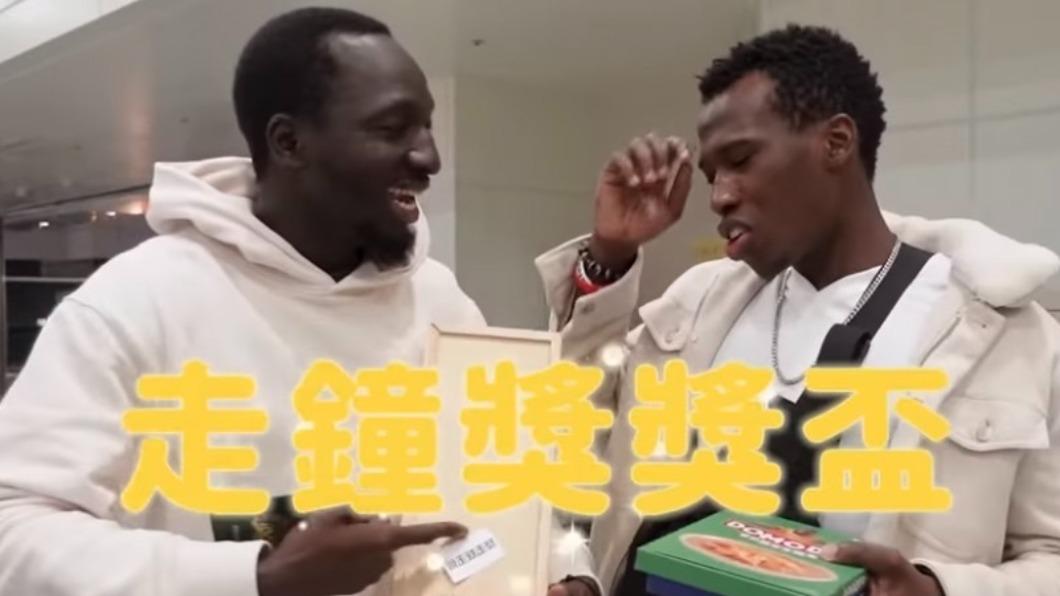 黑龍帶上走鐘獎獎盃返回甘比亞與家人分享得獎喜悅。(圖/哇係黑龍)