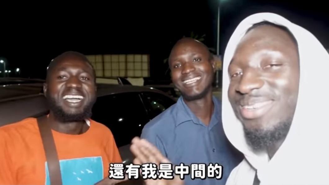 黑龍家人用中文熱情打招呼。(圖/哇係黑龍)