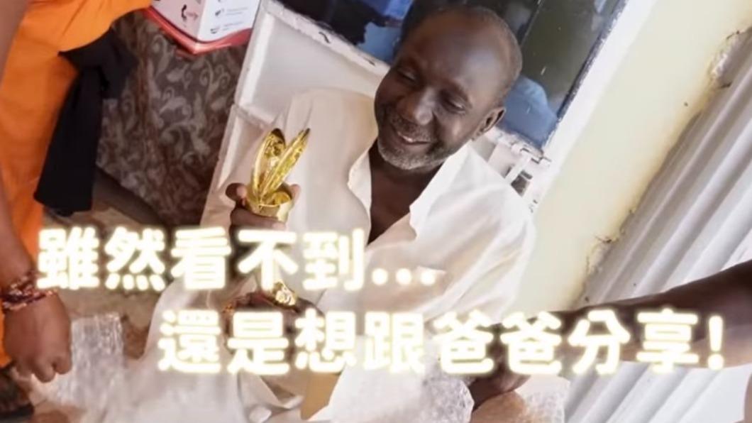 黑龍感動表示「雖然看不到,還是想要跟爸爸分享」。(圖/哇係黑龍)