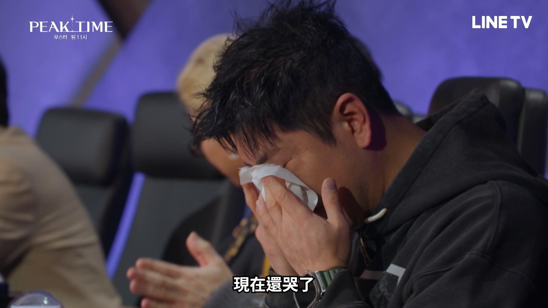 音樂製作人Ryan S. Jhun看完VANNER表演也感動落淚。(圖/LINE TV提供)