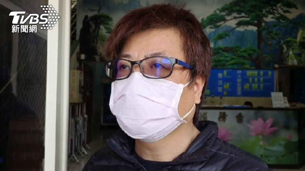 陳俞安家屬現身殯儀館,爸爸痛批現場一片黑。(圖/TVBS)