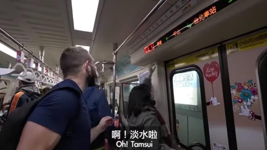 熱心的民眾幫助盧卡斯到達淡水。（圖／Ku's dream酷的夢-）