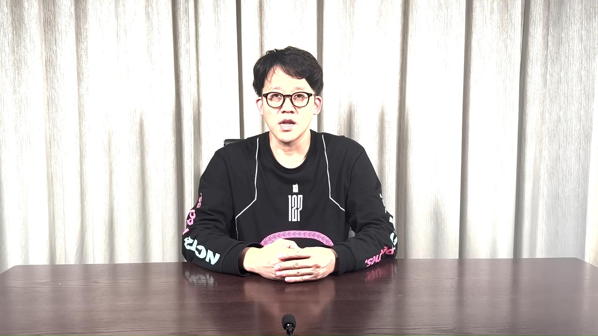 SM娛樂代表李成秀16日在YouTube爆料李秀滿誇張事蹟。(圖/翻攝自chris_lee_sm YouTube)