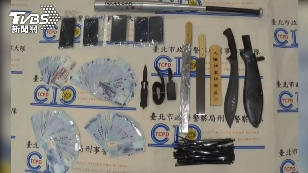 警方查扣棍棒刀械、贓款。(圖/TVBS)