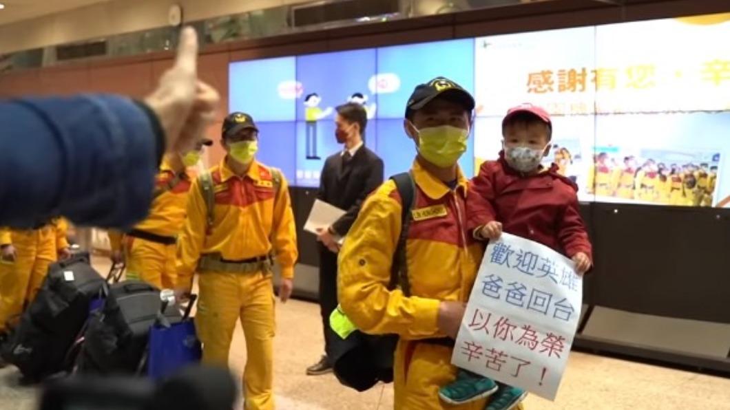 吳鳳親切的向小朋友說道「你爸爸很棒喔！」（圖／吳鳳Rifat）