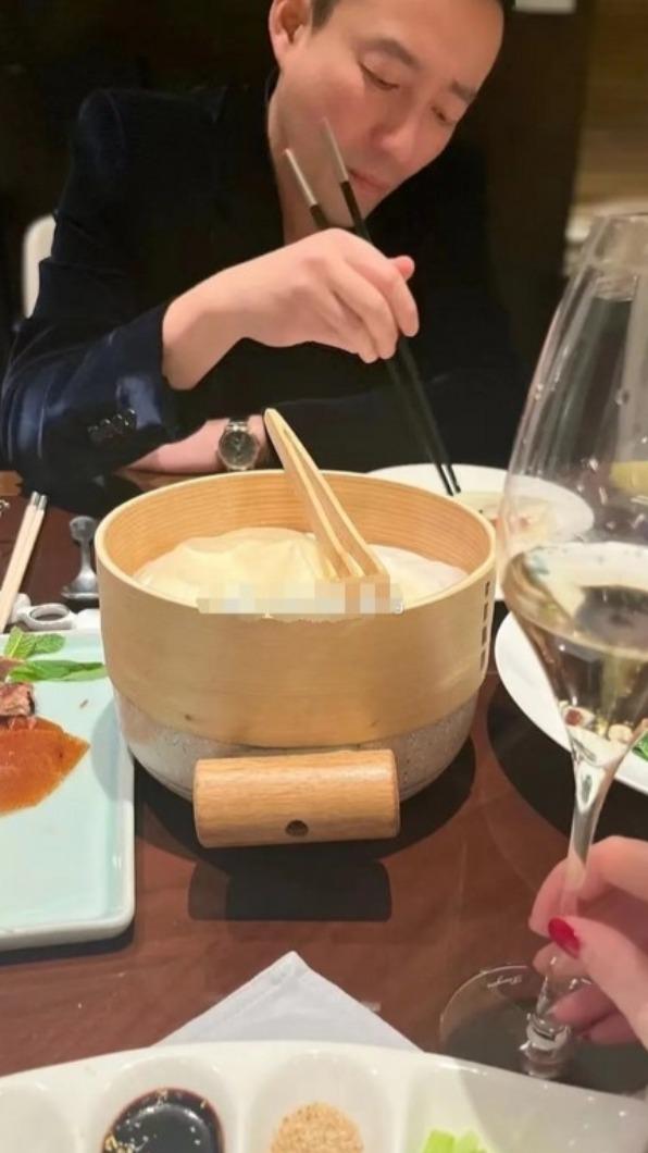 汪小菲與身分不明女子約會。(圖/翻攝自《新浪娛樂》微博)