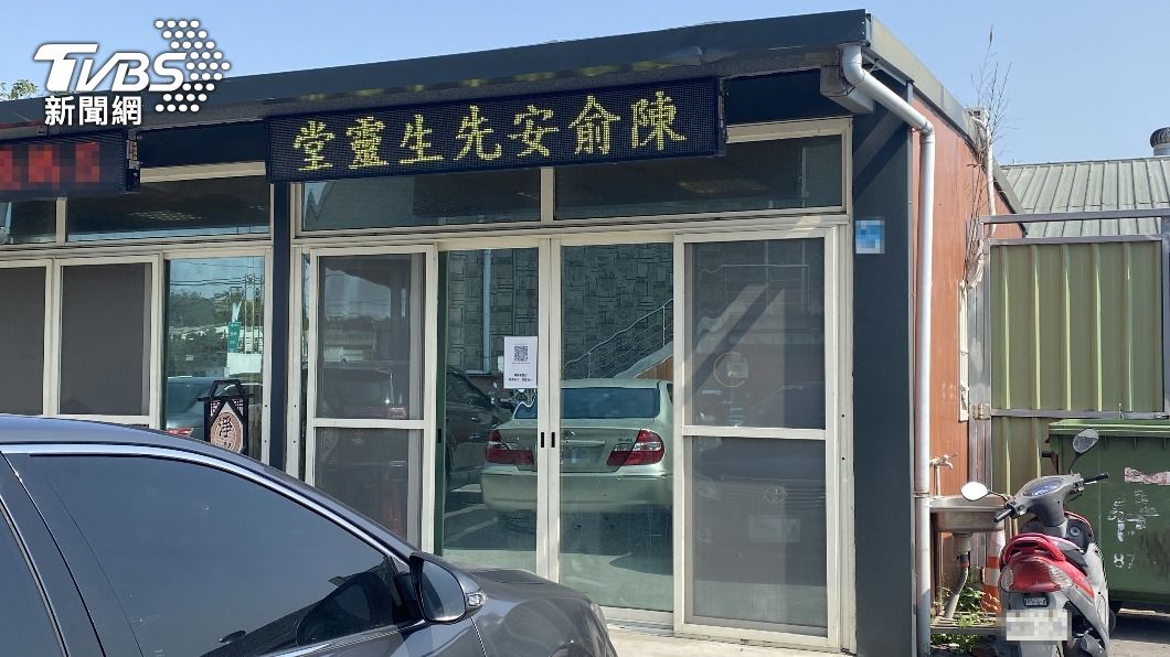 檢方今(17)日會同法醫至殯儀館相驗,稍早陳俞安已移靈到靈堂。(圖/TVBS)