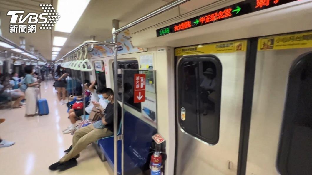 搭捷運遭正義伯嗆「玩手機不讓位」！女大生氣炸：又不是博愛座