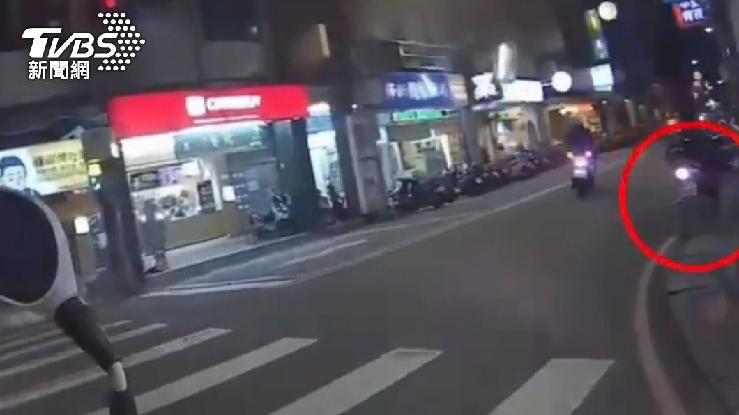  警方巡邏時發現1輛臨停、未熄火的車輛，當場逮獲林姓毒蟲。（圖／TVBS）