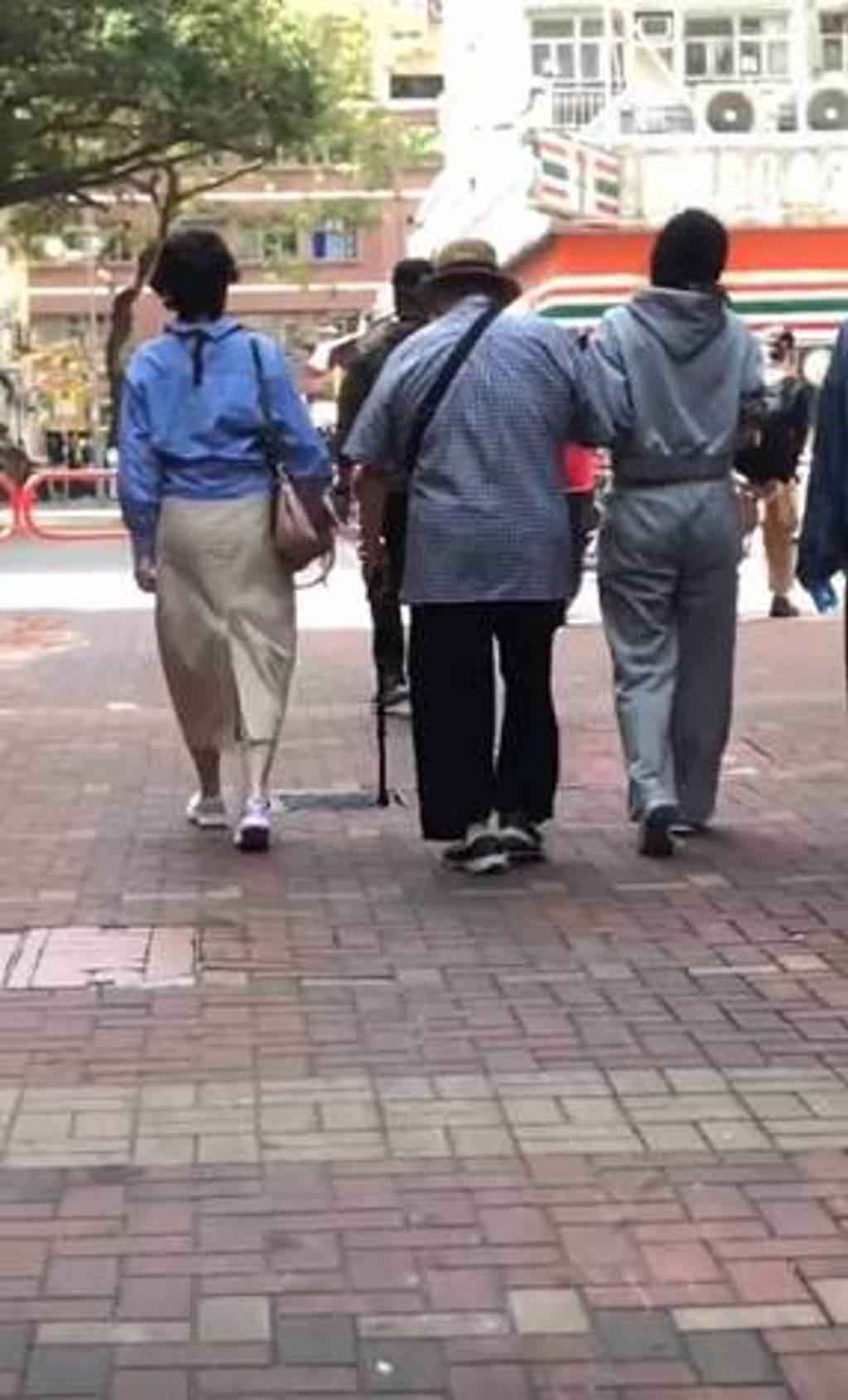 洪金寶與高麗虹吃飽後一起離去消失在人群中。(圖/翻攝自抖音)