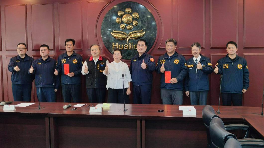 花蓮縣長徐榛蔚得知警方破案後,立即頒發慰問金鼓勵警察同仁積極破案維護花蓮縣治安。(圖/TVBS)