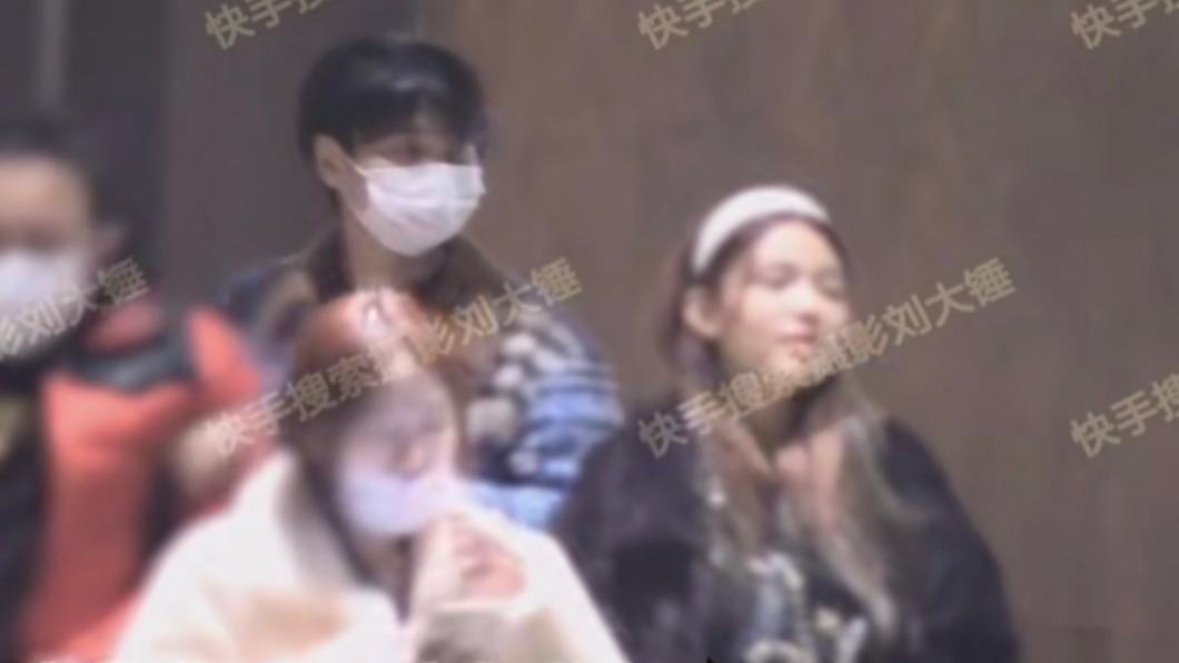 汪蘇瀧被直擊與女子一起回家。(圖/翻攝自微博@攝影劉大錘)