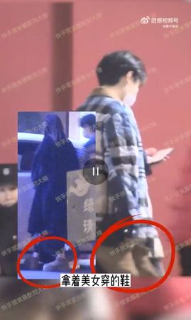 一起回家時更貼心幫女方提鞋子。(圖/翻攝自微博@攝影劉大錘)