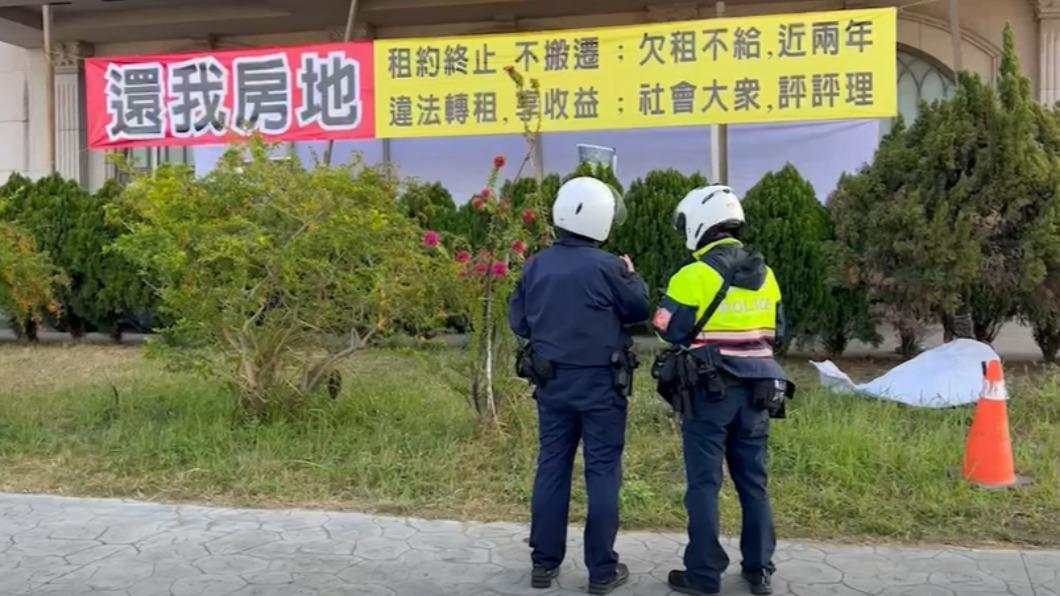地主請人趕製布條。(圖/民眾提供)