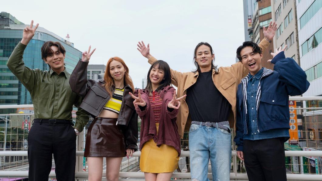 告五人和王渝萱(中)、夏騰宏(右二)再度合作新歌MV。(圖/相信音樂提供)