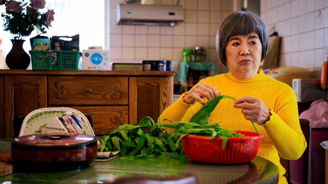 王滿嬌在電影裡飾演永遠挺孫子的阿嬤。(圖/金盞花大影業提供)