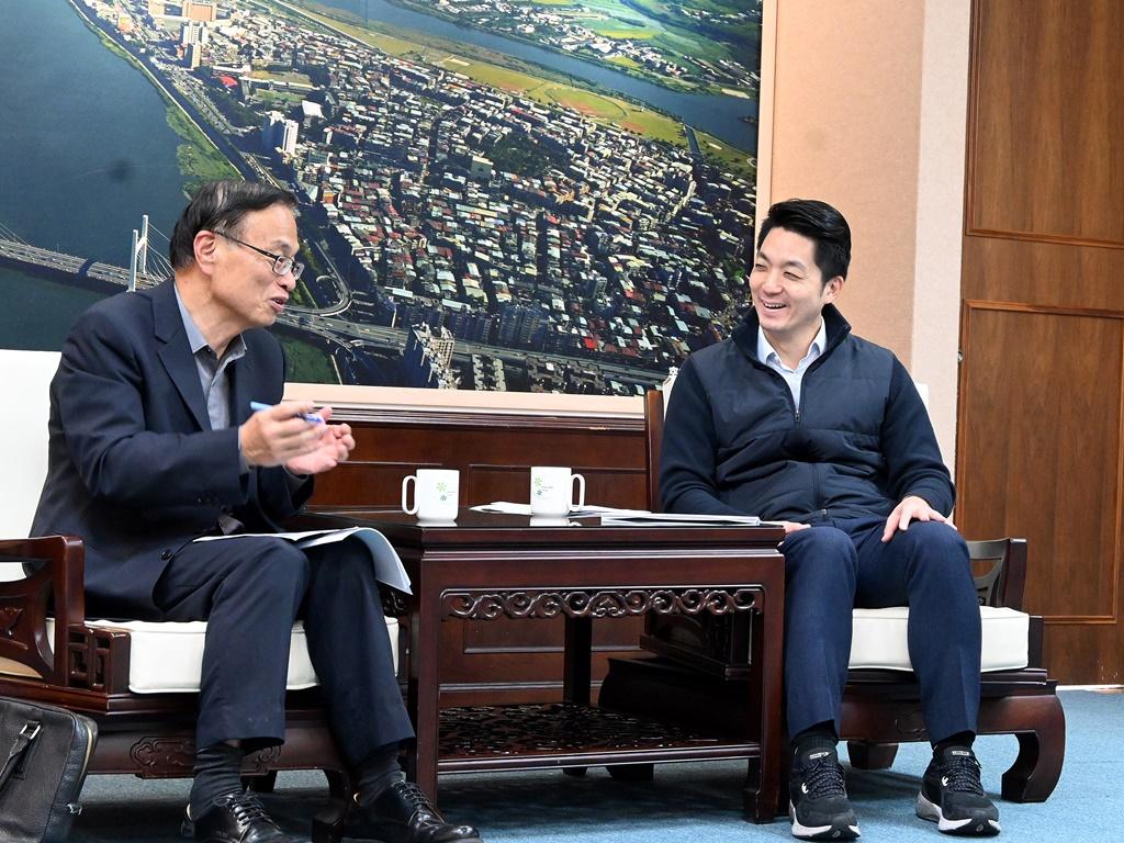 台北市長蔣萬安與「攜手愛無限」推動團隊進行會談。（圖／TVBS）